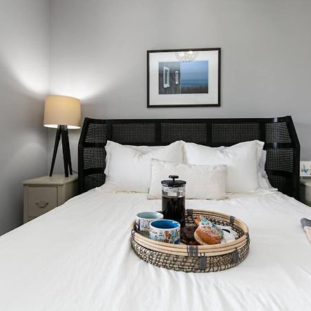 Lovely 2 Bedroom Suite Steps From The Beach 維多利亞 外观 照片