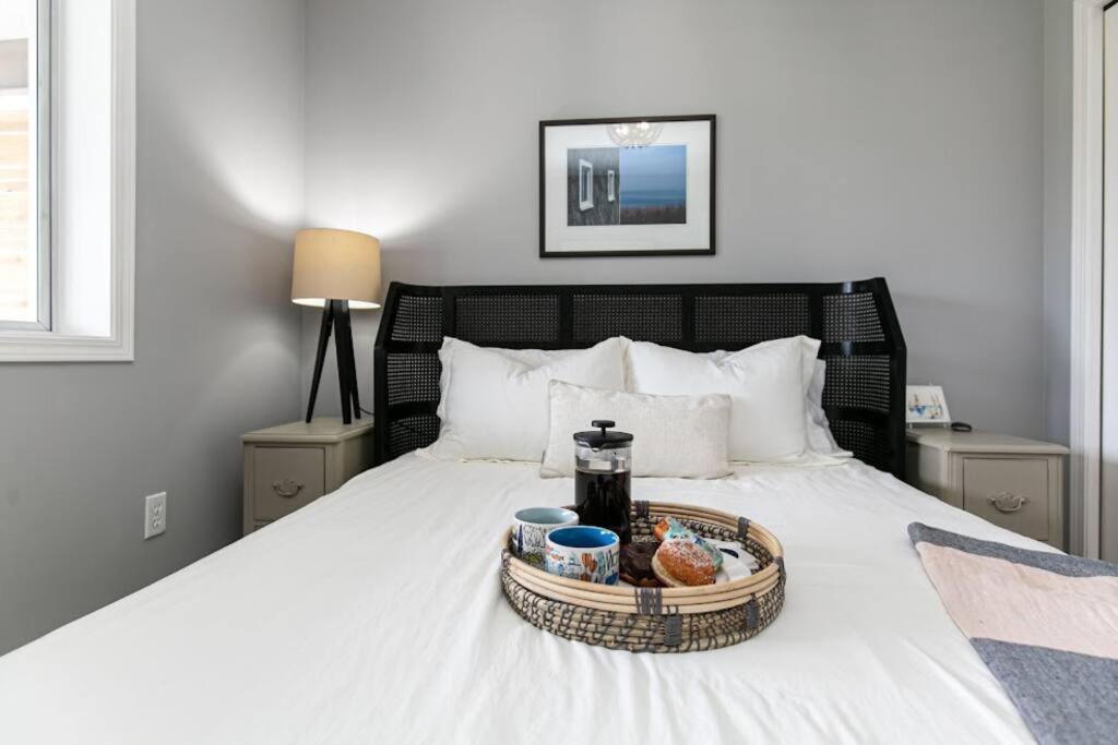 Lovely 2 Bedroom Suite Steps From The Beach 維多利亞 外观 照片