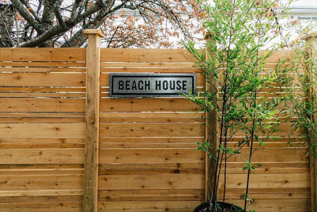 Lovely 2 Bedroom Suite Steps From The Beach 維多利亞 外观 照片