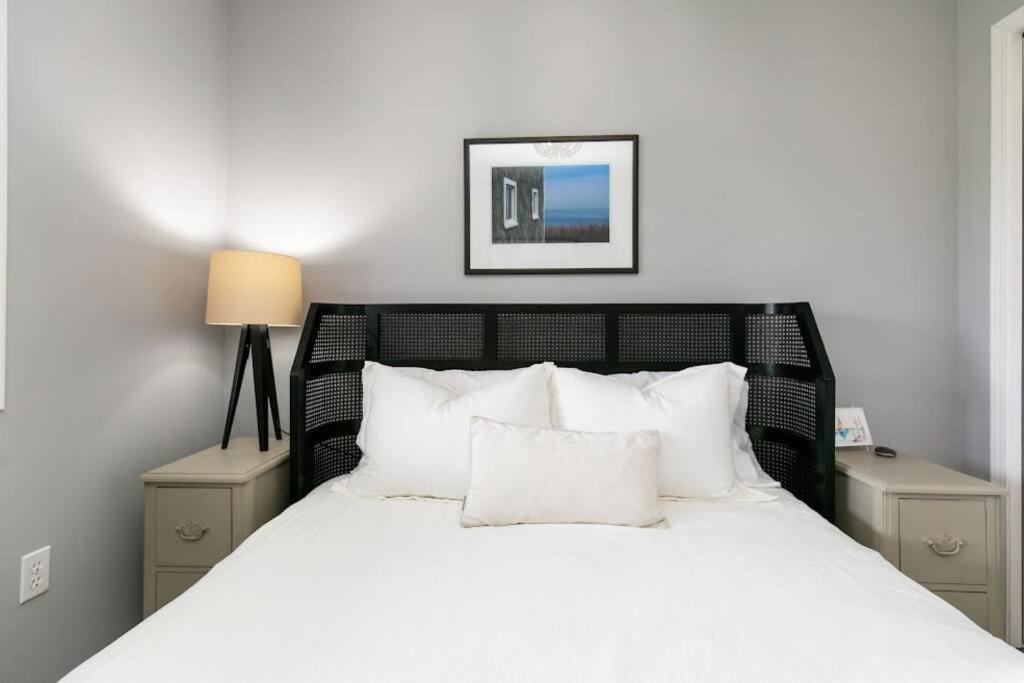 Lovely 2 Bedroom Suite Steps From The Beach 維多利亞 外观 照片