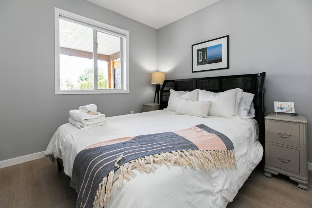Lovely 2 Bedroom Suite Steps From The Beach 維多利亞 外观 照片
