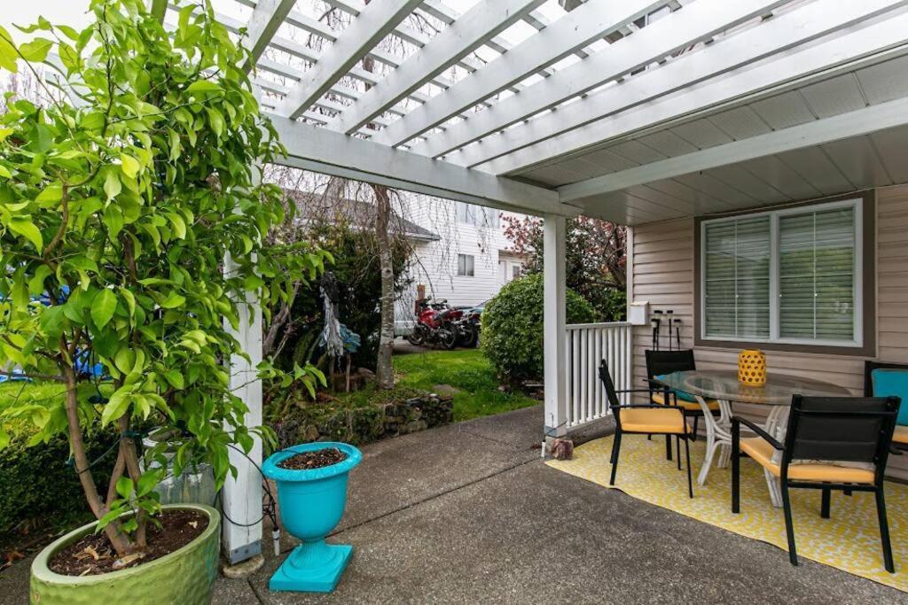 Lovely 2 Bedroom Suite Steps From The Beach 維多利亞 外观 照片