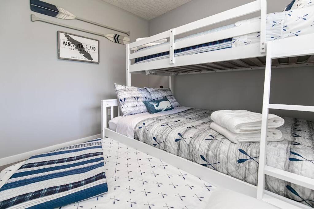 Lovely 2 Bedroom Suite Steps From The Beach 維多利亞 外观 照片