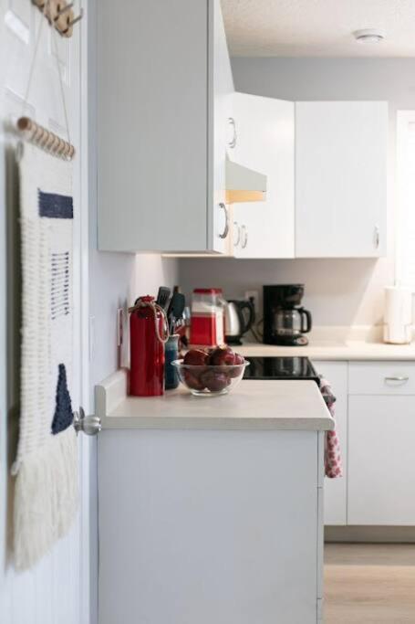 Lovely 2 Bedroom Suite Steps From The Beach 維多利亞 外观 照片