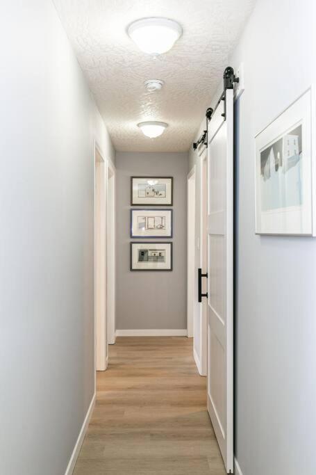 Lovely 2 Bedroom Suite Steps From The Beach 維多利亞 外观 照片