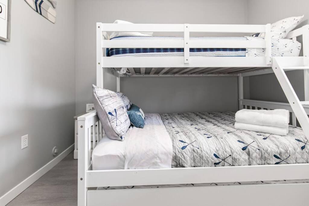 Lovely 2 Bedroom Suite Steps From The Beach 維多利亞 外观 照片