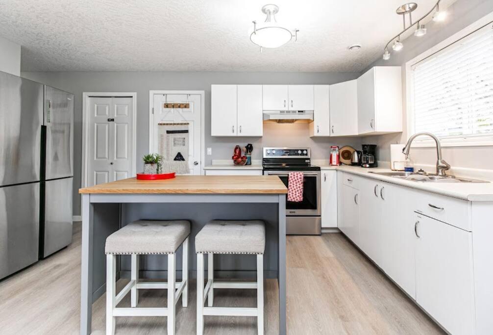 Lovely 2 Bedroom Suite Steps From The Beach 維多利亞 外观 照片