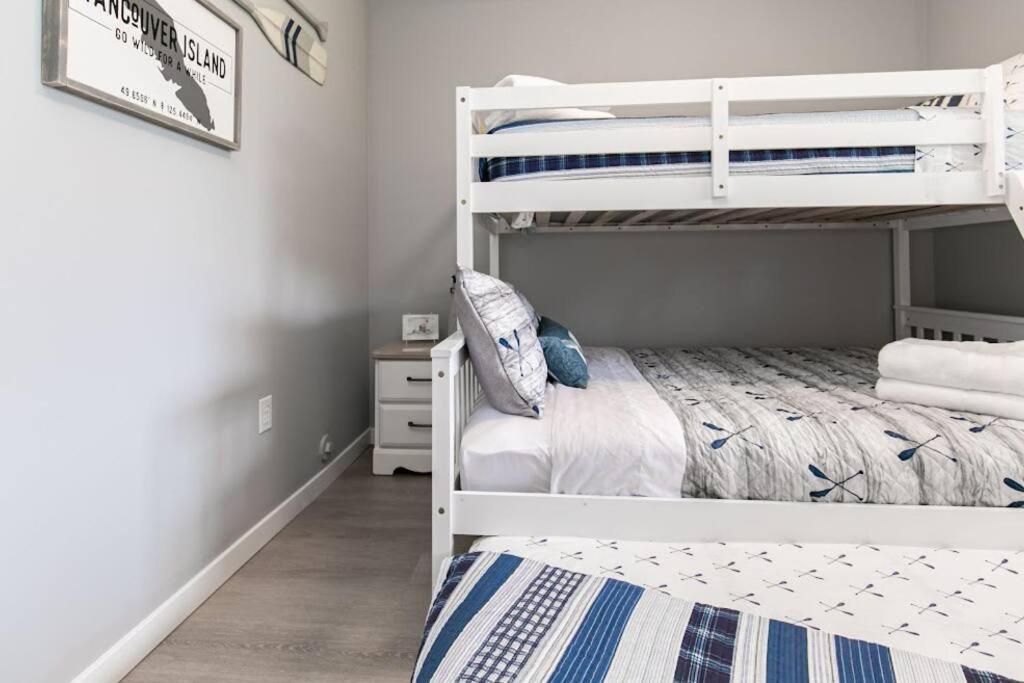 Lovely 2 Bedroom Suite Steps From The Beach 維多利亞 外观 照片