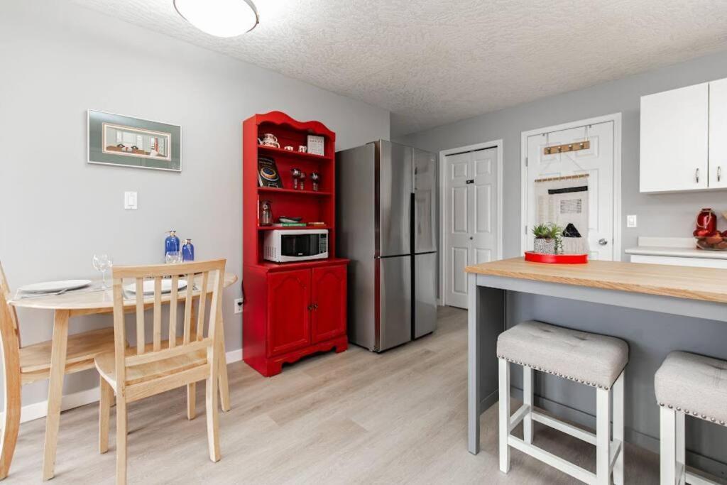 Lovely 2 Bedroom Suite Steps From The Beach 維多利亞 外观 照片