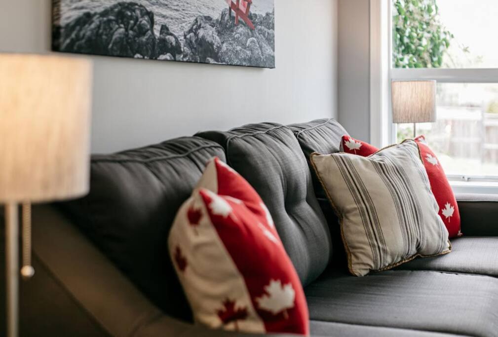 Lovely 2 Bedroom Suite Steps From The Beach 維多利亞 外观 照片