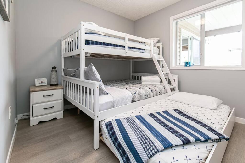 Lovely 2 Bedroom Suite Steps From The Beach 維多利亞 外观 照片