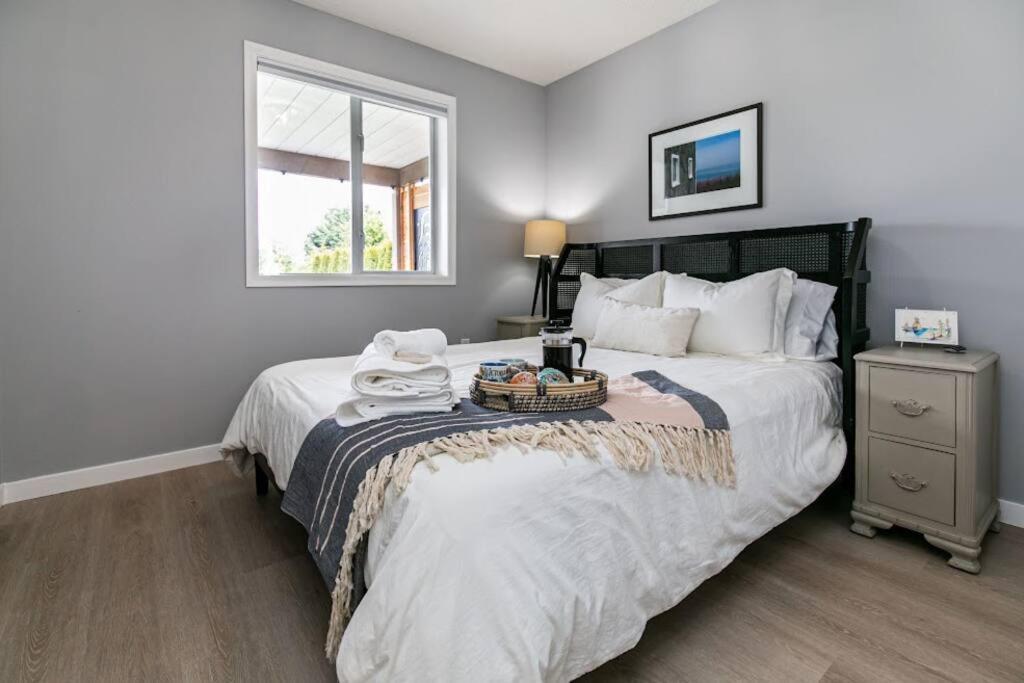 Lovely 2 Bedroom Suite Steps From The Beach 維多利亞 外观 照片